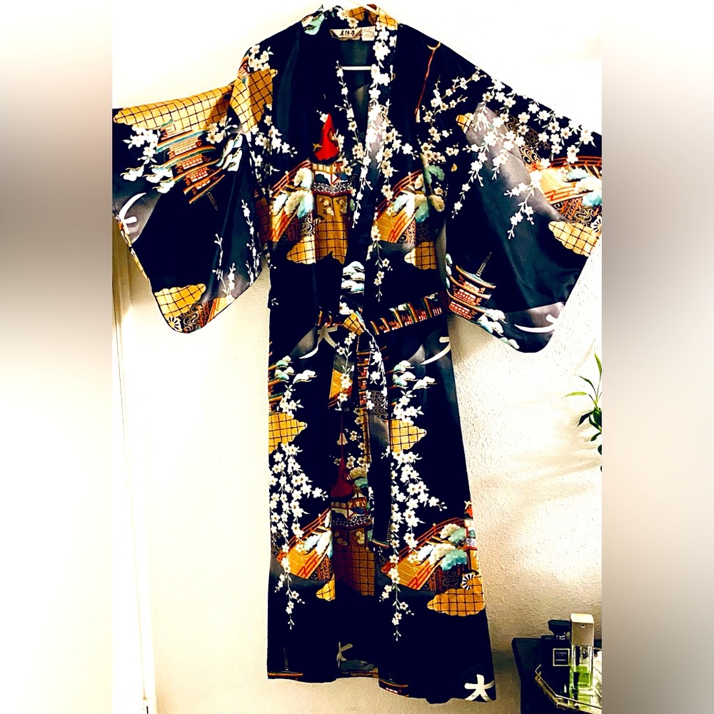 Juguemm Japan Polyester Kimono with Belt (unworn so fabric is still a tad stiff)